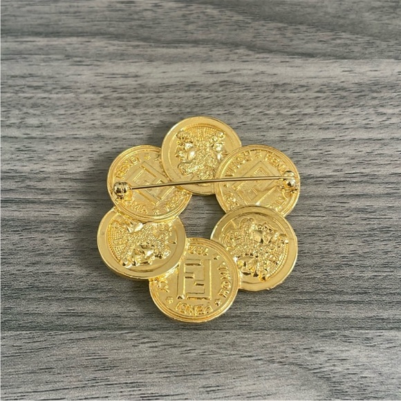 ❌ SOLD ❌ Rare Vintage FENDI ROMA Logo Monogram Janus Heads Roman Coin Brooch - Picture 3 of 5